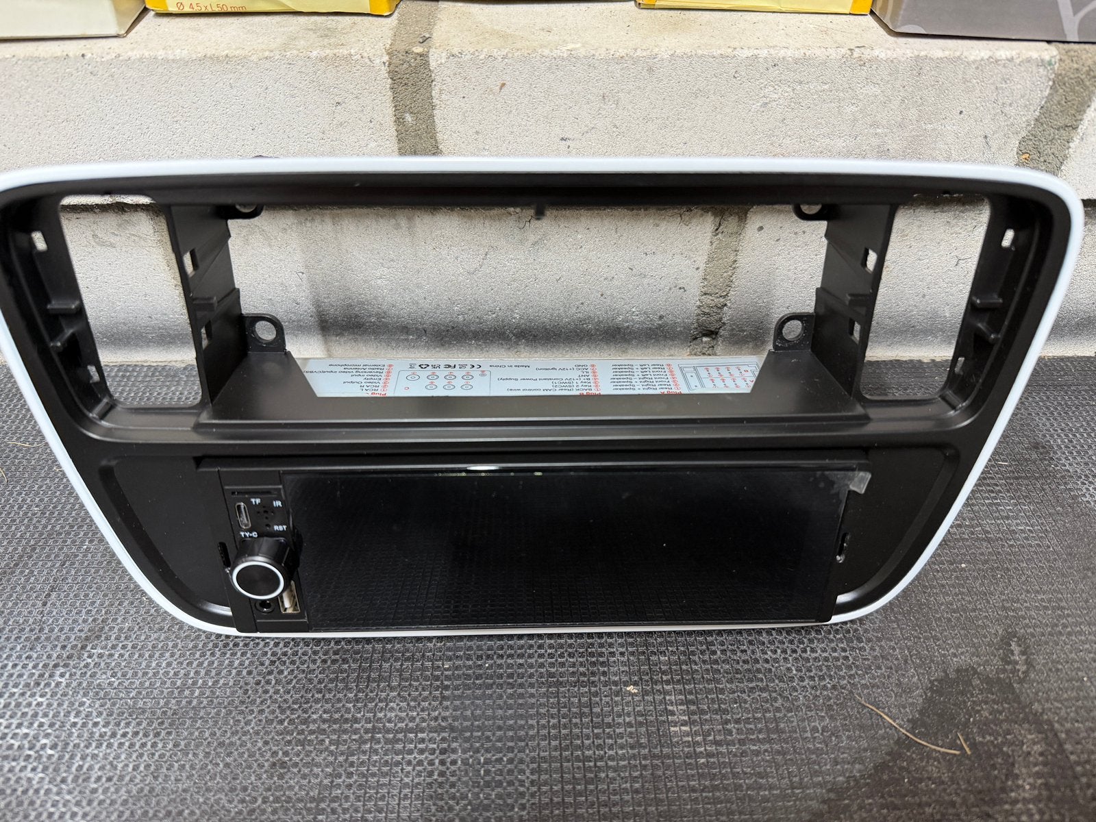 Autoradio met inbouwframe en bekabeling, Auto diversen, Autoradio's, Ophalen of Verzenden, Nieuw