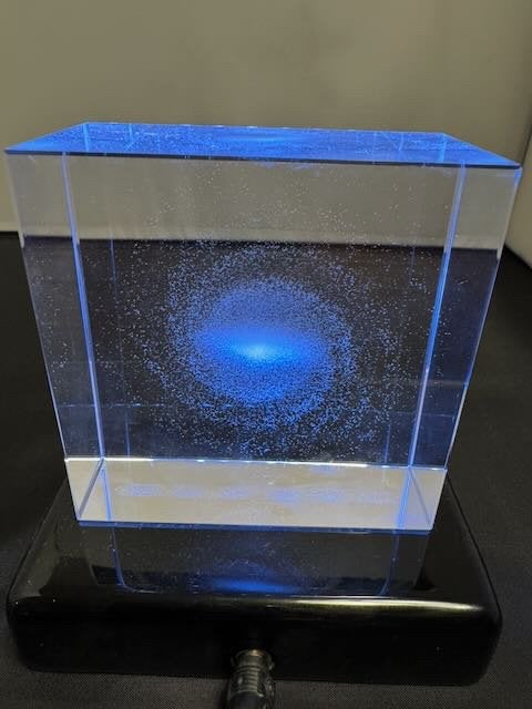 Verlichte kubus van kristal met lasergeëtste melkweg erin., Huis en Inrichting, Ophalen of Verzenden, Nieuw, Glas, Boho
