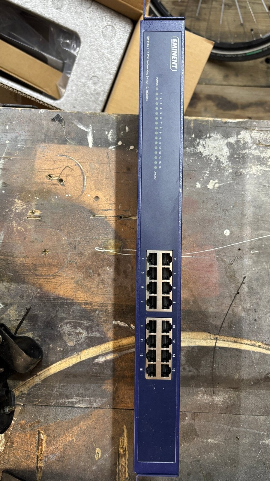 Eminent EM4416 16-poorts 10/100Mbps netwerkswitch, Ophalen of Verzenden, Gebruikt