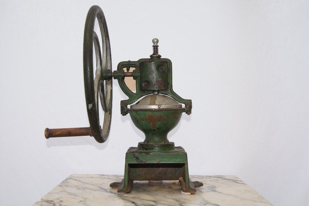 Koffiemolen met vliegwiel, Antiek en Kunst, Ophalen of Verzenden