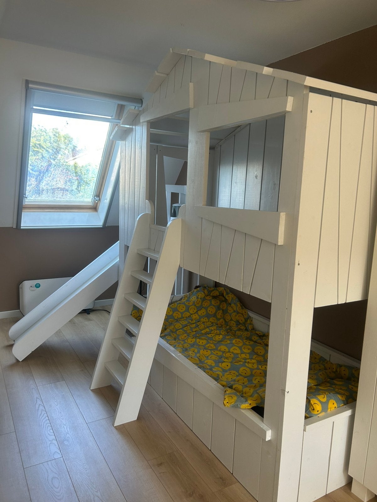 Mooi houten stapelbed met glijbaan, Kinderen en Baby's, Kinderkamer | Stapelbedden en Hoogslapers, Ophalen, Gebruikt, Stapelbed