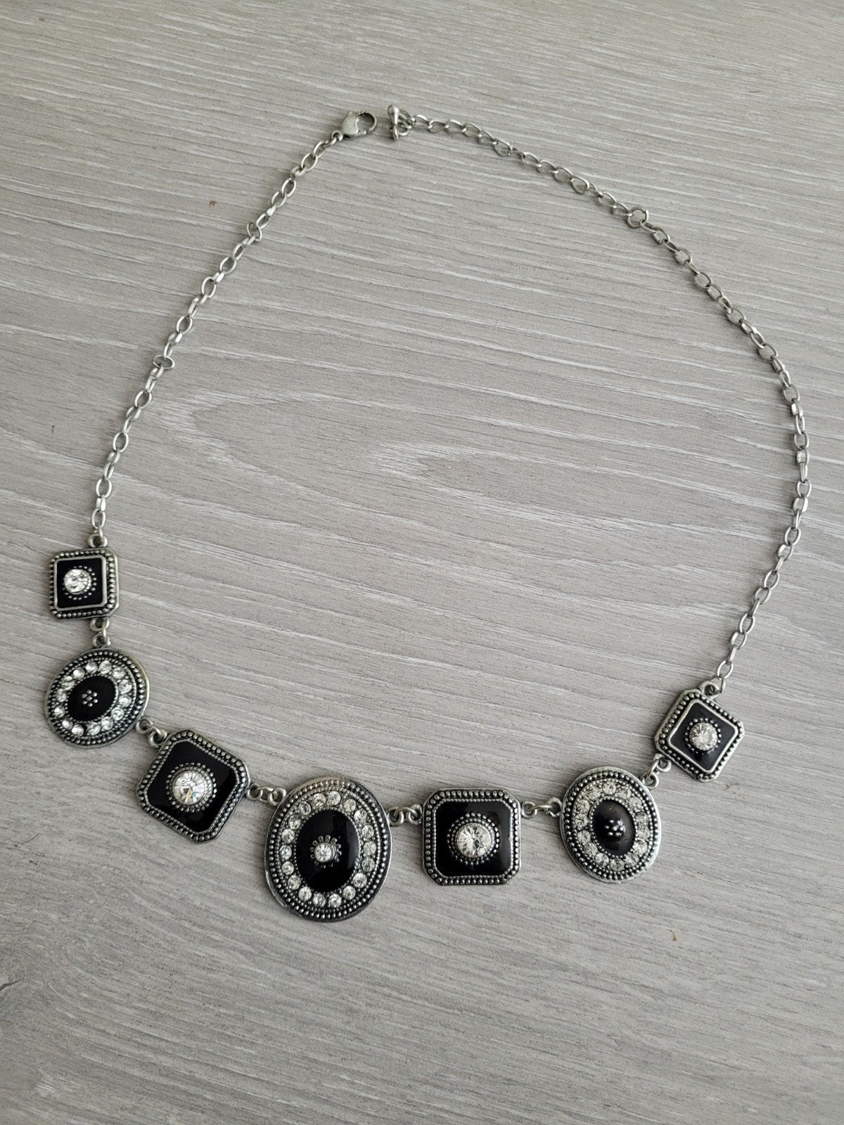 Zilverkleurige ketting met zwarte elementen en steentjes, Ophalen of Verzenden, Zo goed als nieuw, Zilver, Overige materialen
