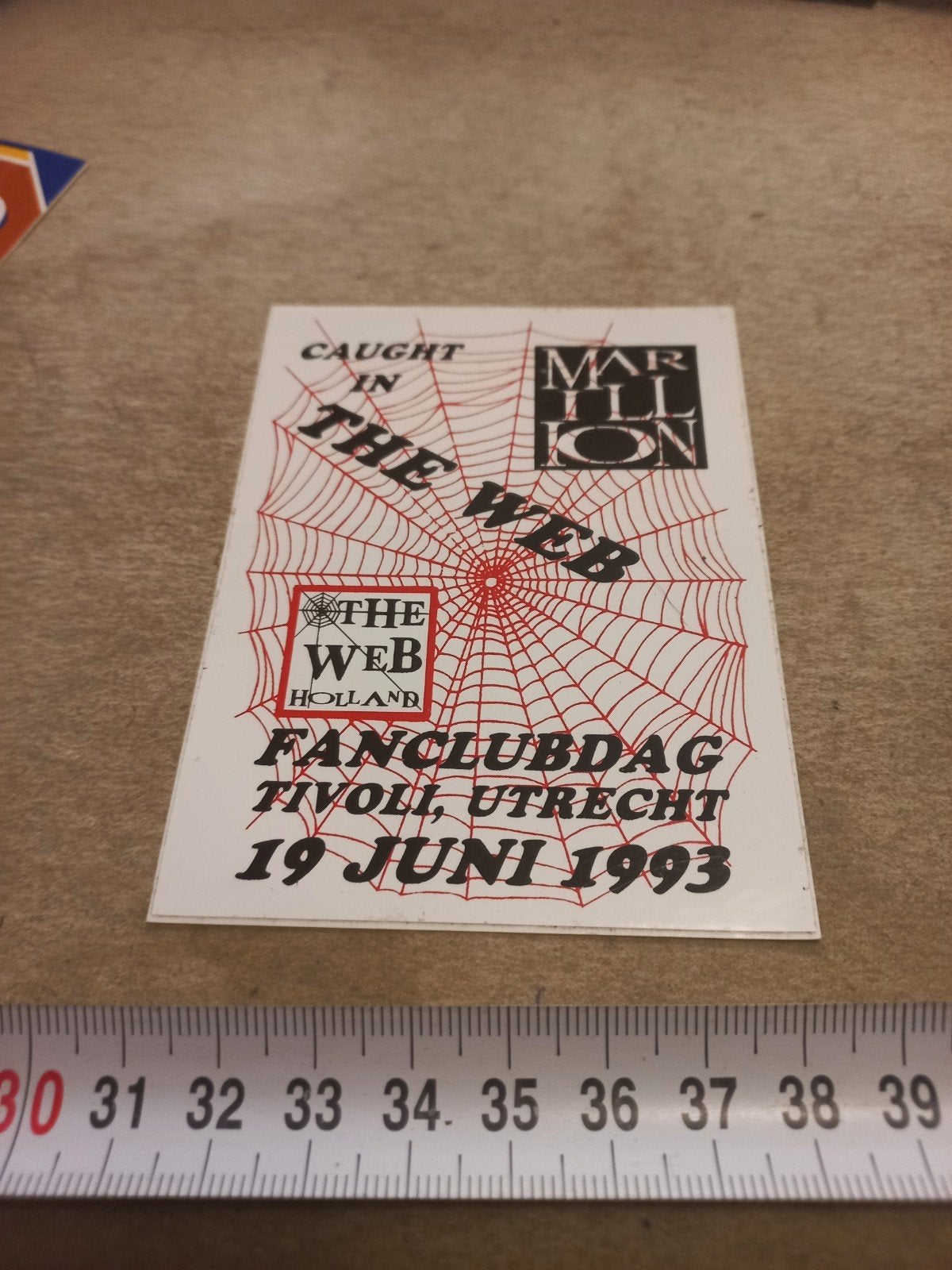 Marillion Fanclubdag Tivoli Utrecht 1993 Sticker the web, Ophalen of Verzenden, Gebruikt, Film, Tv of Omroep