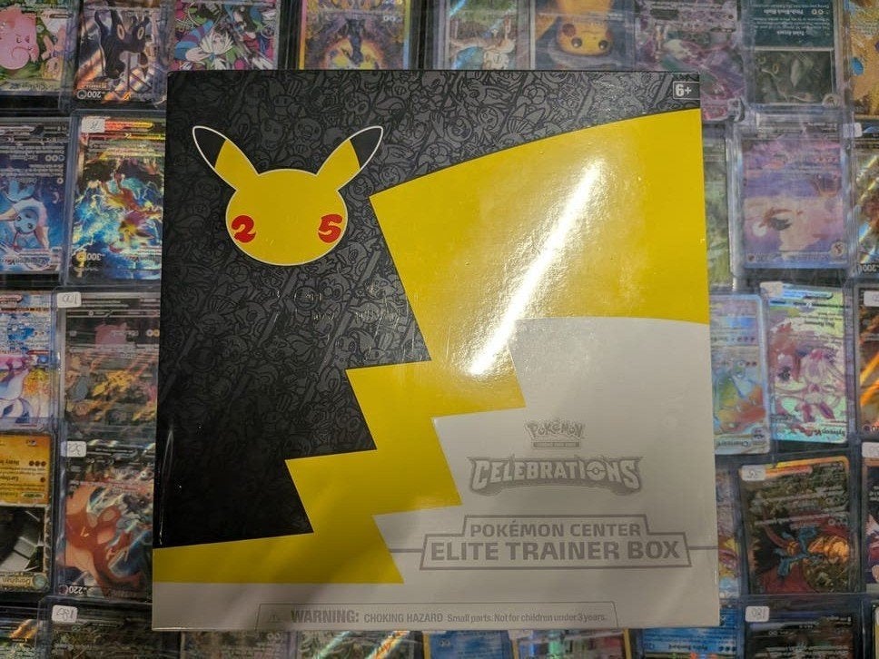PC Pokémon center Celebrations Elite Trainer Box, Hobby en Vrije tijd, Verzamelkaartspellen | Pokémon, Ophalen of Verzenden, Nieuw