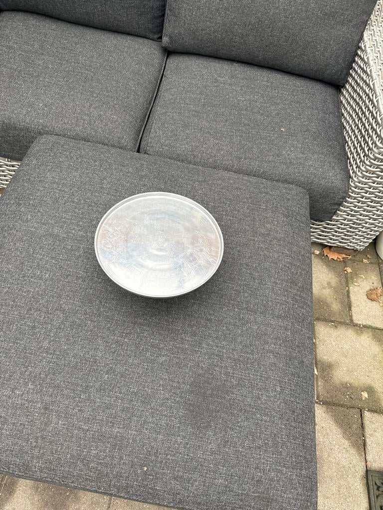 Decoratieve metalen schaal op voet, Ophalen of Verzenden, Zo goed als nieuw