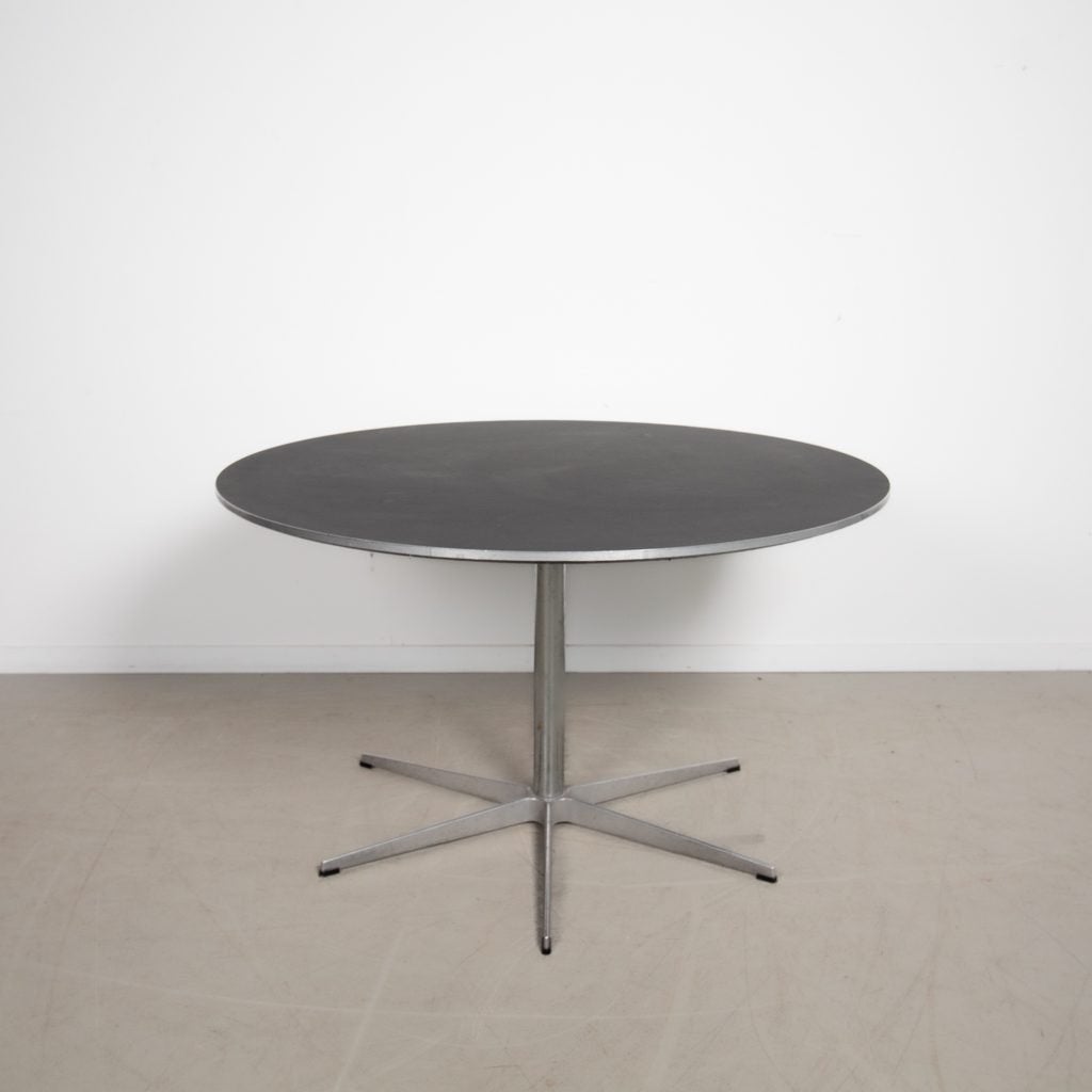 Fritz Hansen A825 Tafel Grijs Fenix laminaat - Aluminium, Huis en Inrichting, Tafels | Eettafels, Niet ingevuld, Zo goed als nieuw