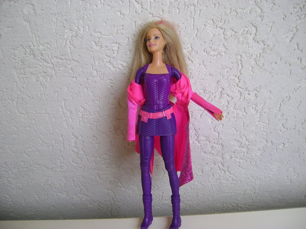 barbie vast paarse kleding enlange roze glitterjas knikbenen, Ophalen of Verzenden, Zo goed als nieuw, Barbie