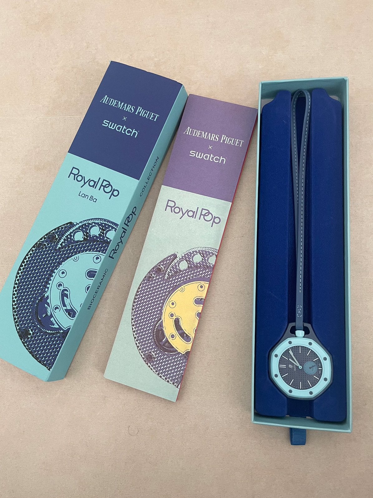 Ap x Swatch Royal Pop, Nieuw, Ophalen of Verzenden, Kunststof, Zakhorloge