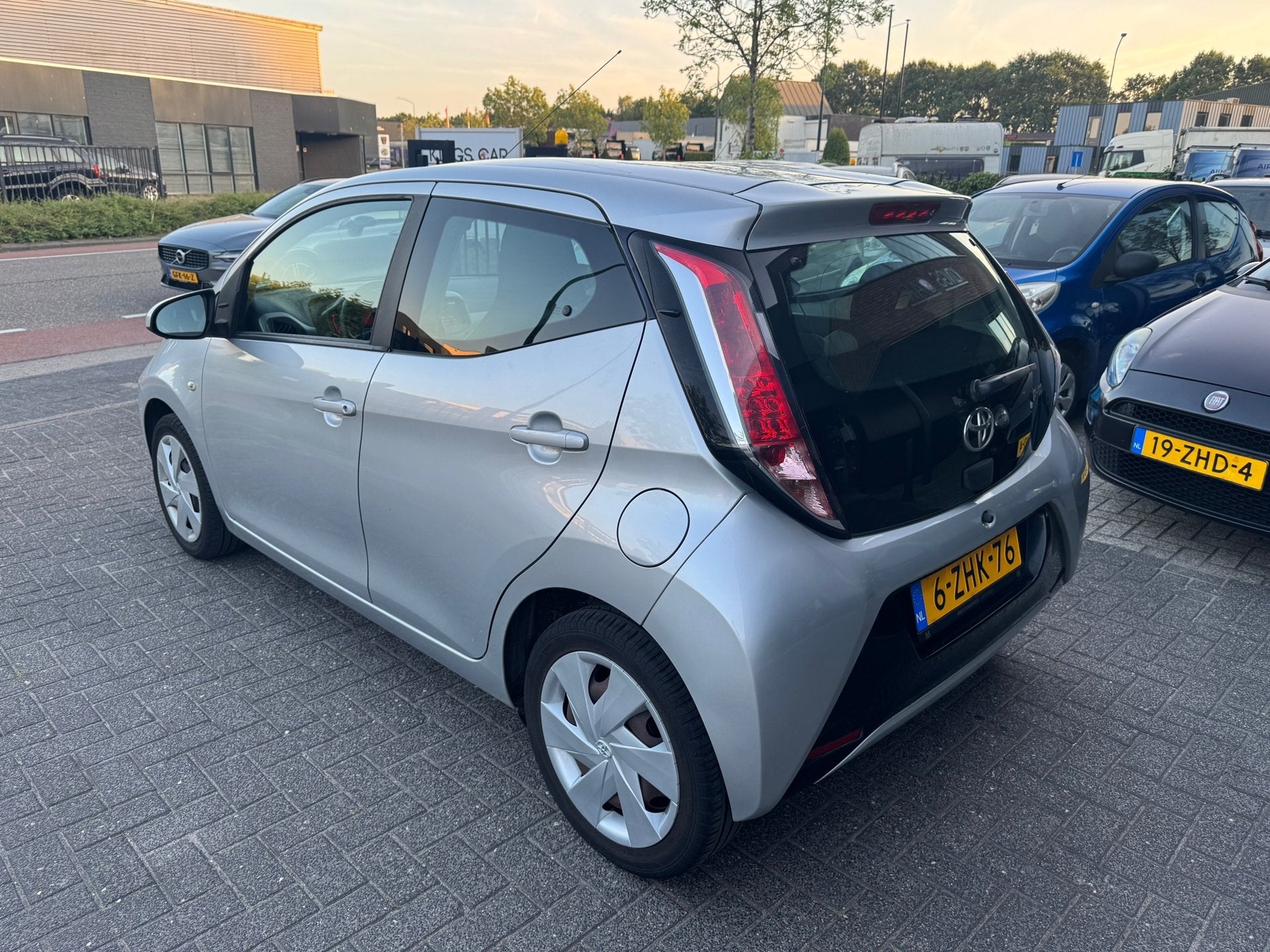 Toyota Aygo 1.0 VVT-i x-play 5 DRS AIRCO CRUISE CAMERA APK 2, Voorwielaandrijving, Euro 5, Gebruikt, 4 stoelen