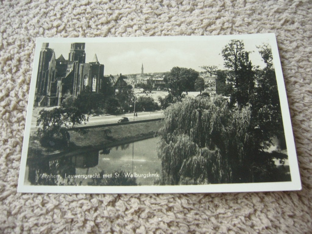ARNHEM  =  LAUWERSGRACHT MET ST. WALBURGSKERK, Ophalen of Verzenden, 1920 tot 1940, Ongelopen, Gelderland