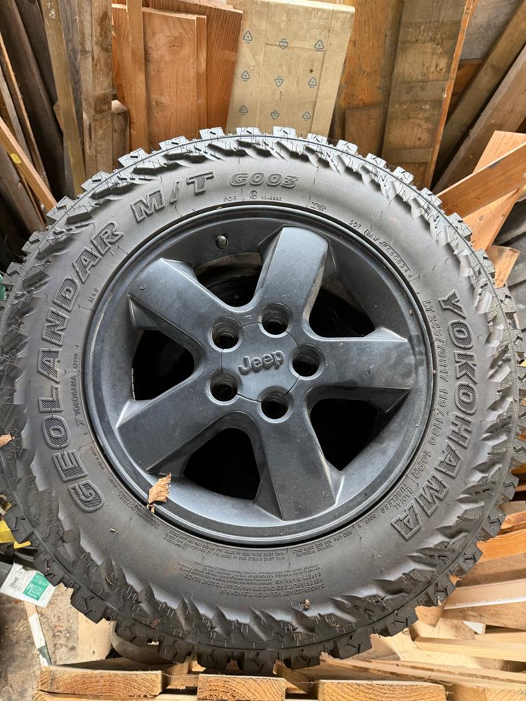Velgen Jeep Grand Cherokee 2003 met z.g.a.n. MT banden, Auto-onderdelen, Banden en Velgen, Ophalen, Banden en Velgen, 17 inch