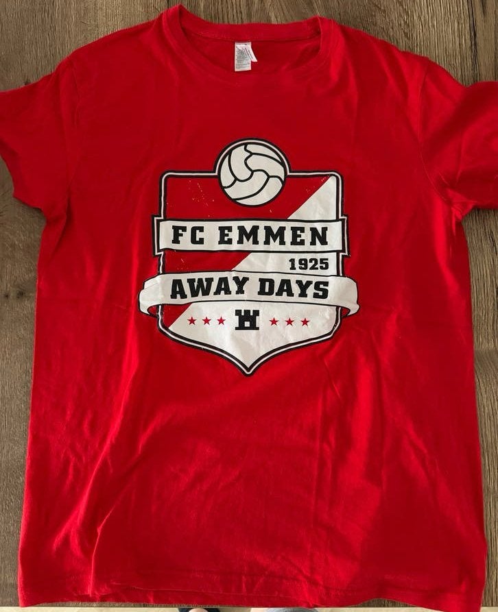 FC Emmen Away Days T-shirt, Ophalen of Verzenden, Zo goed als nieuw, Maat 52/54 (L), Rood
