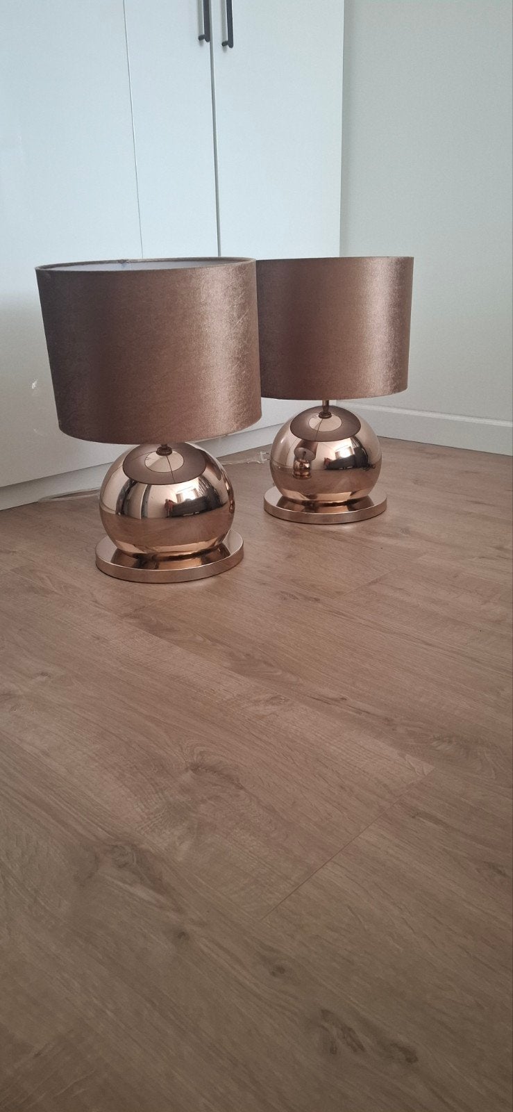 Set van 2 moderne tafellampen met koperen voet en bruine kap, Modern, Bruin, Metaal, Met kap