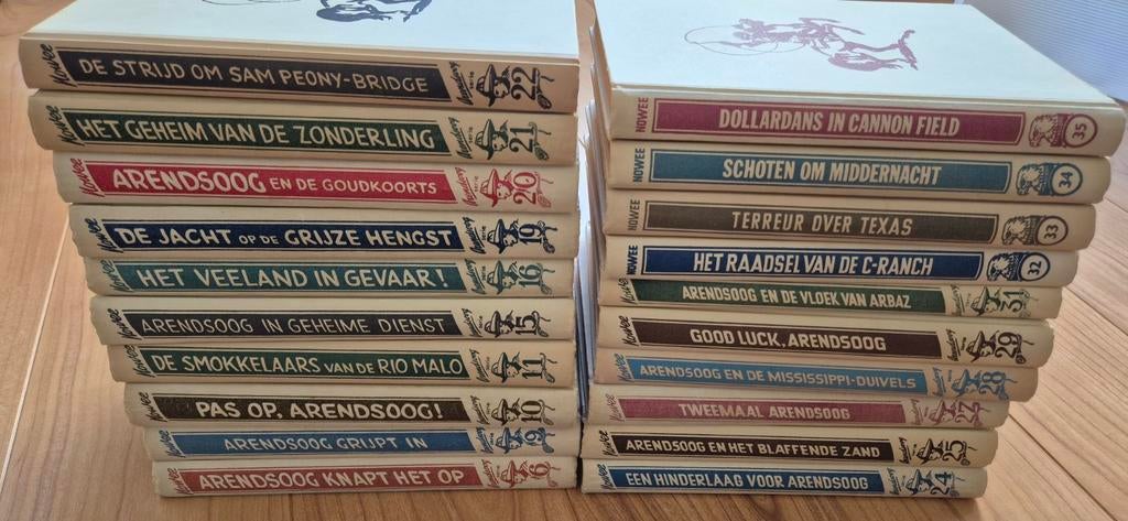 Arendsoog boeken 20x, Ophalen of Verzenden, Gelezen, J. Novee