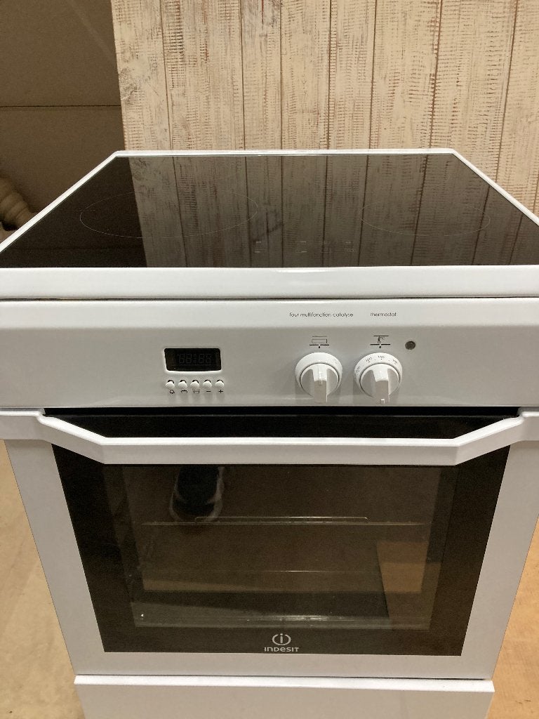 Indesit elektrische kookplaat/oven. Inductie fornuis!, Witgoed en Apparatuur, Ophalen, 4 kookzones, Zo goed als nieuw, Vrijstaand