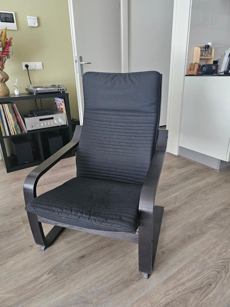 Ikea Poäng schommelstoel met zwart kussen, Huis en Inrichting, Stoelen, Ophalen, Gebruikt, Modern, Scandinavisch, Zwart