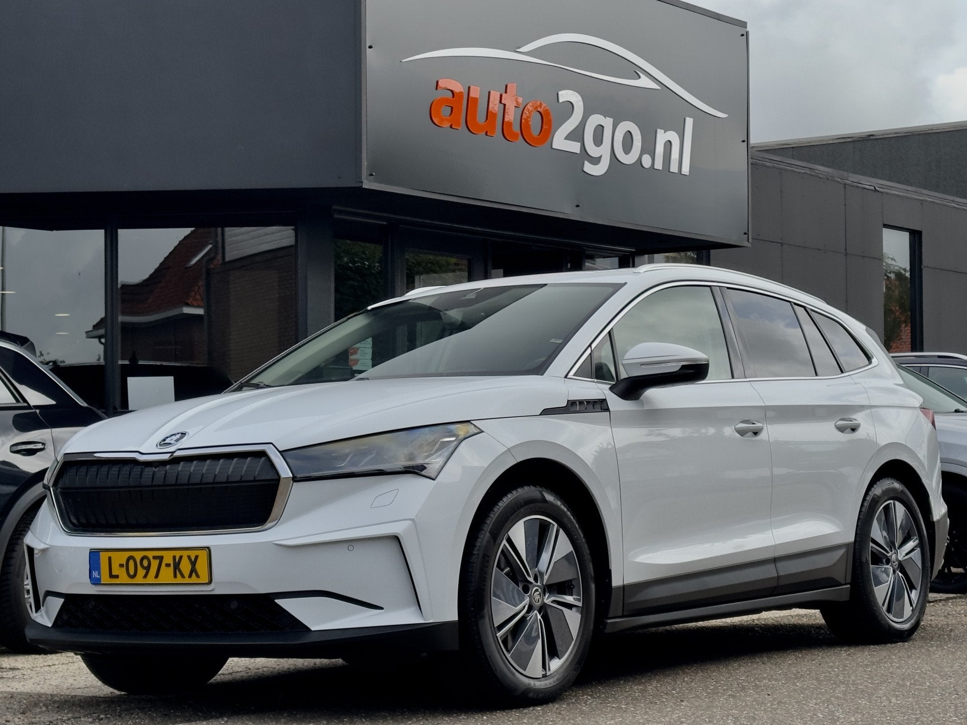 Skoda Enyaq iV 80 SOH 91,4% PANODAK VOL-LEDER NAVI CAMERA AP, Auto's, Dealer onderhouden, Achterwielaandrijving, Gebruikt, Wit