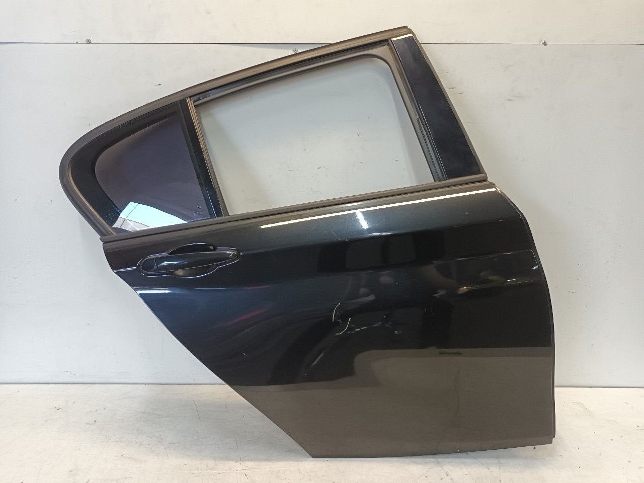Portier rechts achter BMW 1 serie, Onderdelen@venauto.nl, Van der Ven Autorecycling B.V., Gebruikt, Ettenseweg 76, 4706 PB Roosendaal, The Netherlands