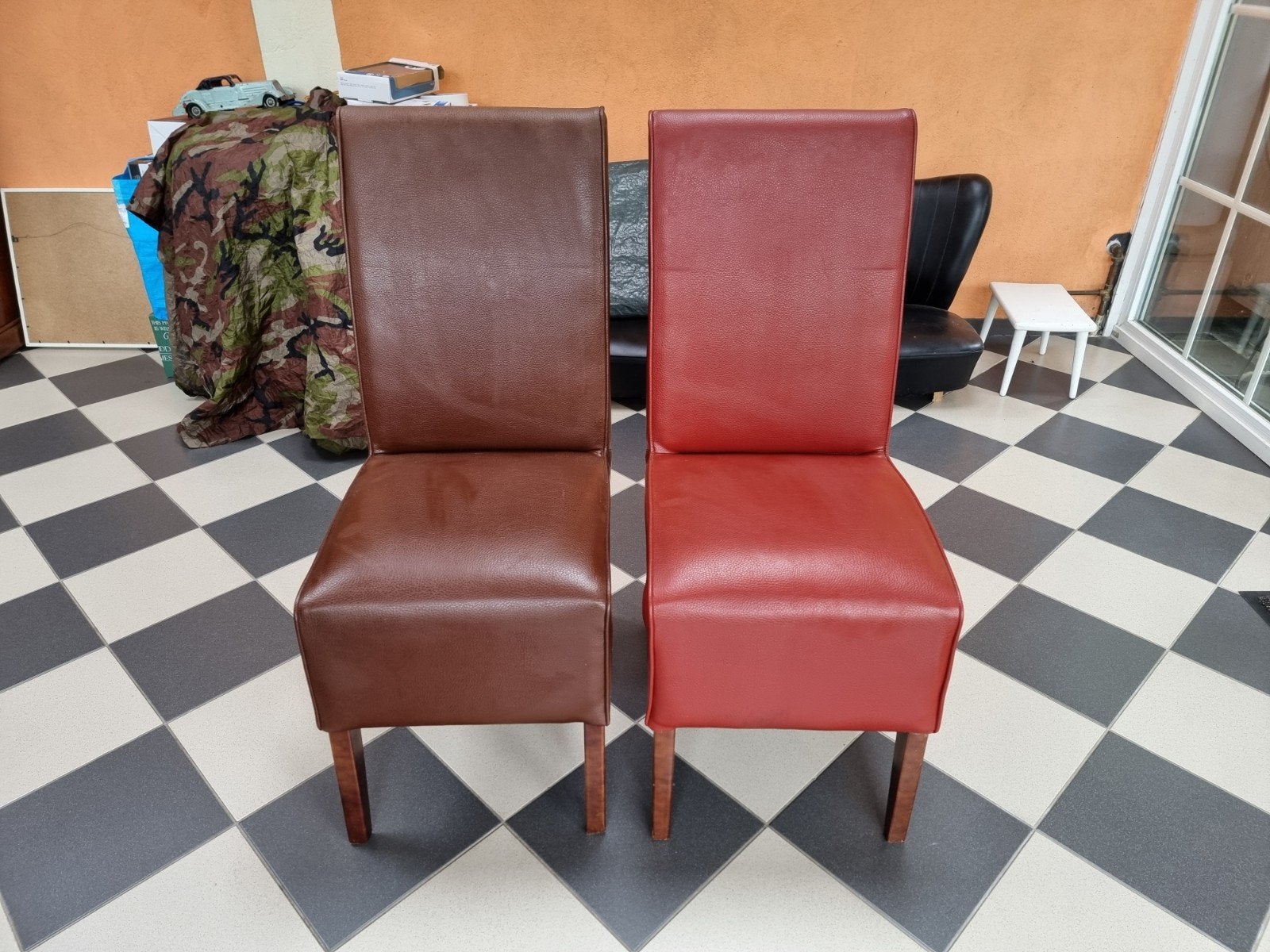 16 (zestien) eetkamerstoelen: bruin en rood kunstleer, Huis en Inrichting, Stoelen, Ophalen, Modern, Comfortabel, Gebruikt, Vijf, Zes of meer stoelen