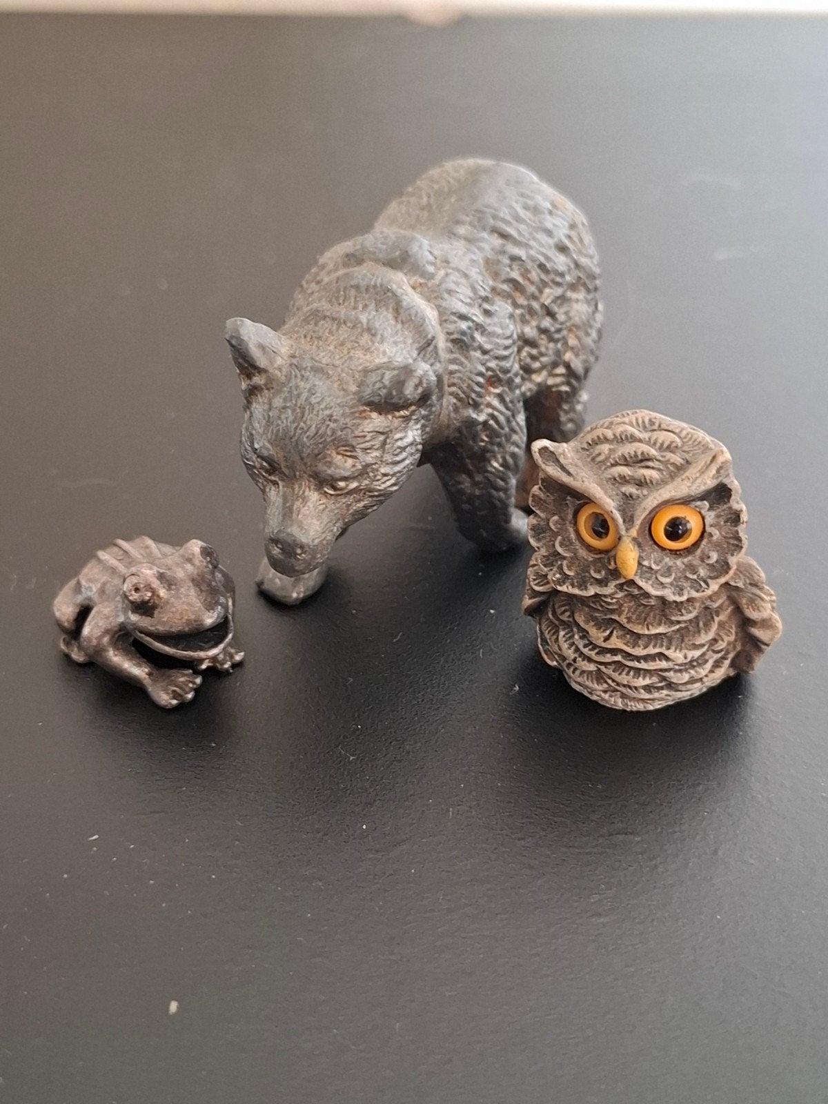 Set van 3 miniatuur beeldjes: beer, uil en kikker, Verzamelen, Beelden en Beeldjes, Ophalen of Verzenden, Gebruikt, Dier