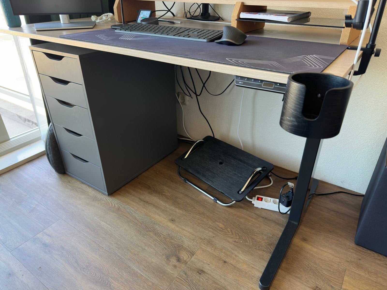 Modern sta bureau met elektrische hoogteverstelling, Huis en Inrichting, Bureaus, Ophalen, Zit-sta bureau, Hout, In hoogte verstelbaar