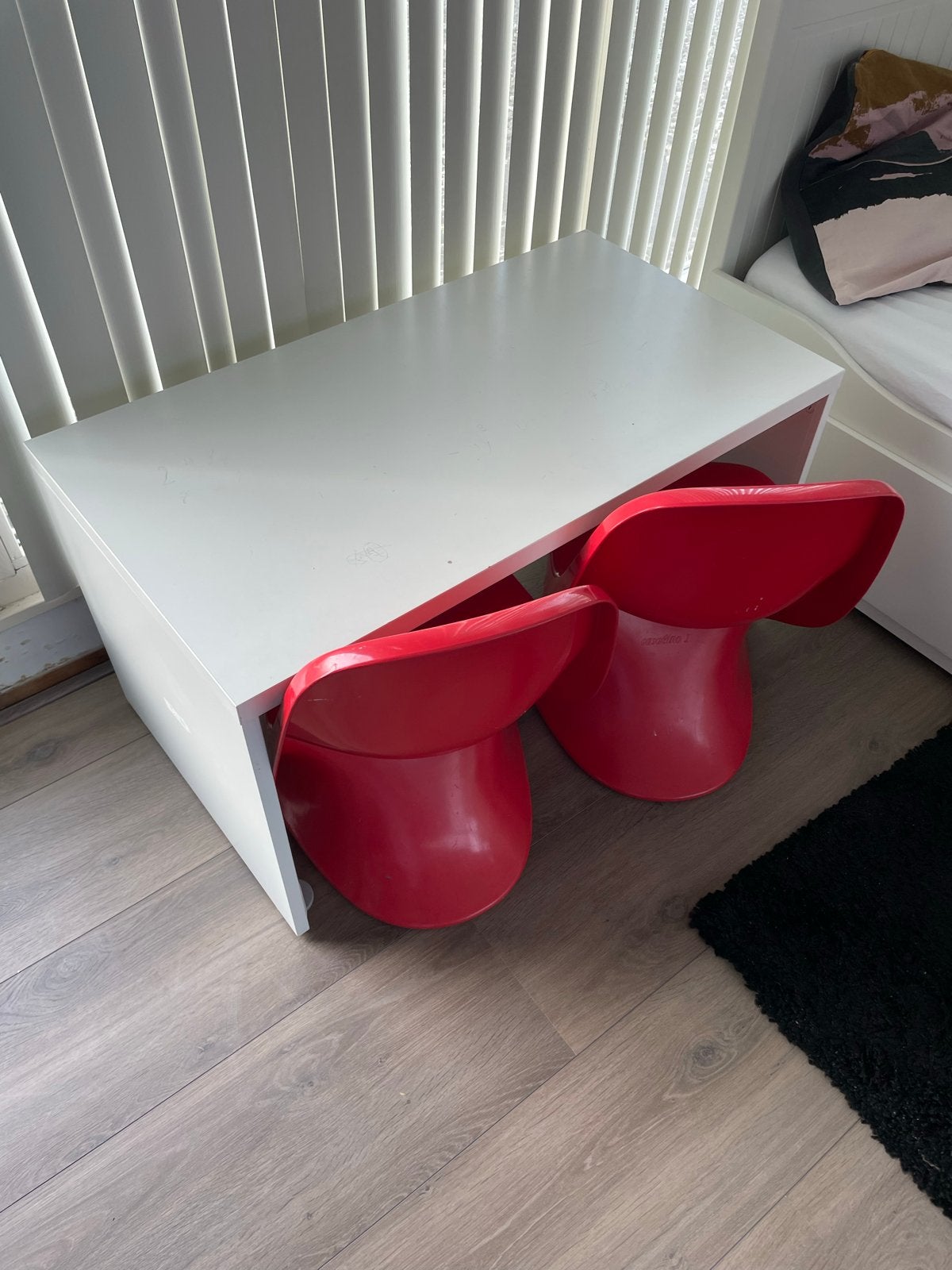Witte tafel met twee rode stoelen, Ophalen, Gebruikt