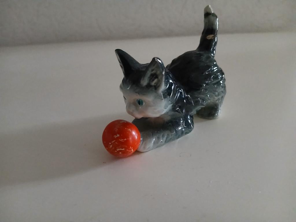 Vintage Goebel beeldje kat met bal, Ophalen of Verzenden