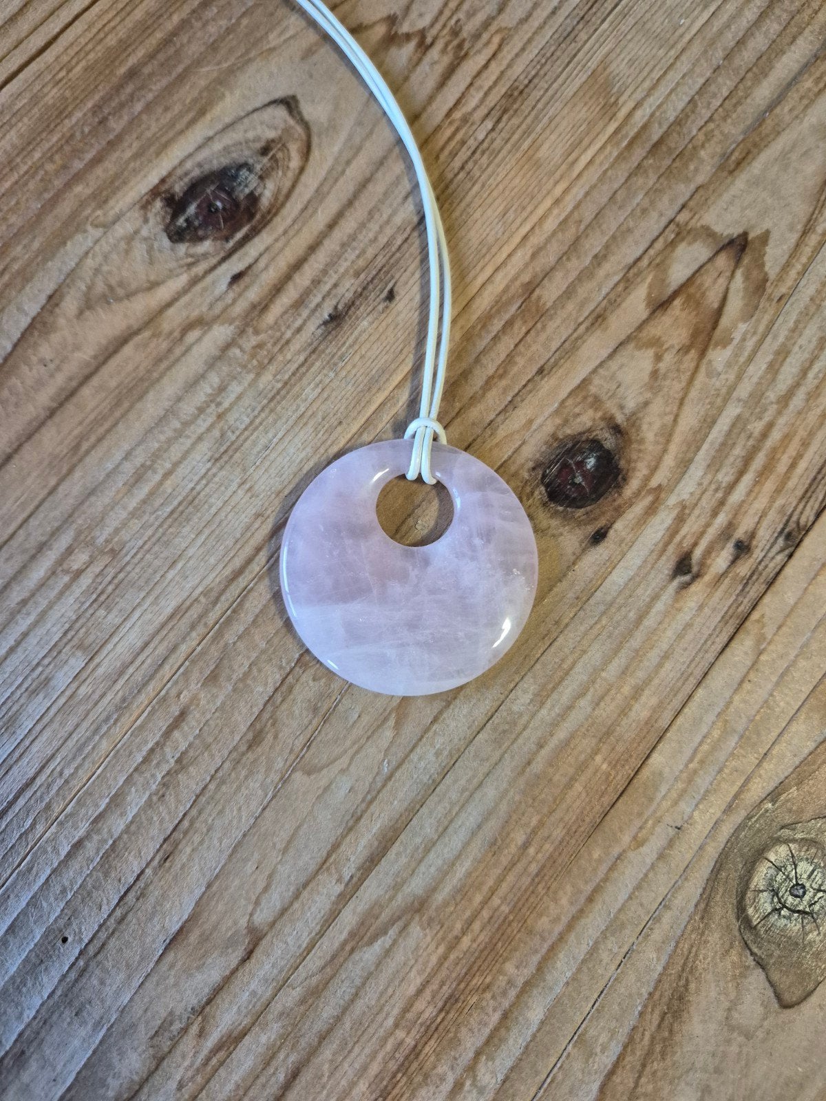 Rozenkwarts hanger met koord, Sieraden, Tassen en Uiterlijk, Kettingen, Gebruikt, Ophalen of Verzenden, Steen of Mineraal, Roze