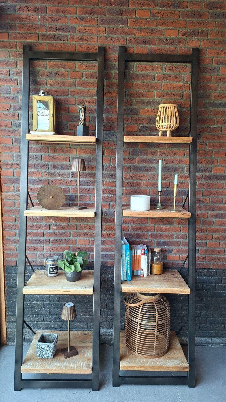 Twee boekenkastjes mangohout, Ophalen, Zo goed als nieuw