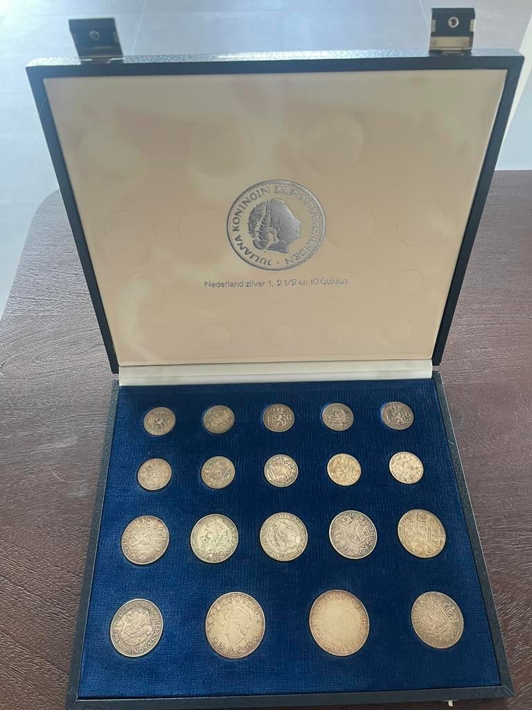 Munten cassette met 19 zilveren munten Juliana, Postzegels en Munten, Munten | Nederland, Ophalen, Koningin Juliana, Setje, Zilver