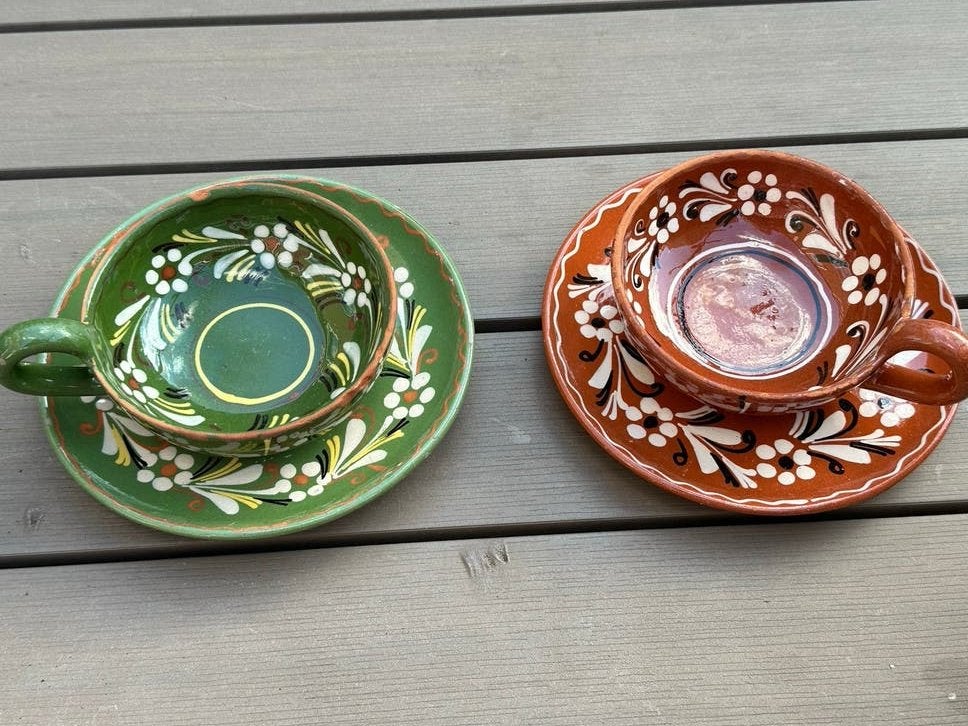 Handgeschilderde aardewerk kop en schotel set, Ophalen
