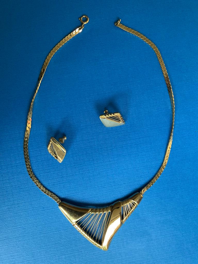 Trifari Sieradenset: Halsketting met Bijpassende Oorstekers, Sieraden, Tassen en Uiterlijk, Gebruikt, Ophalen of Verzenden, Goud