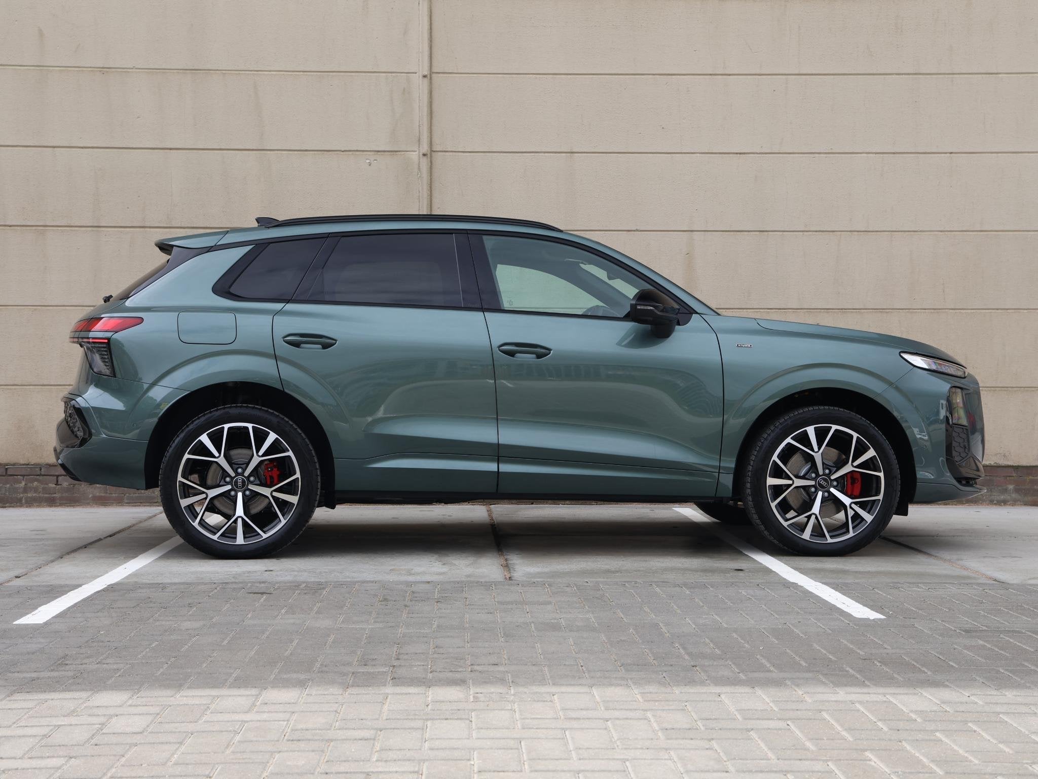 Audi Q3 S edition e-hybrid 200 kW/272 PK | 20inch | Pano | T, Auto's, Audi, 1800 kg, 4 cilinders, 2000 kg, Nieuw