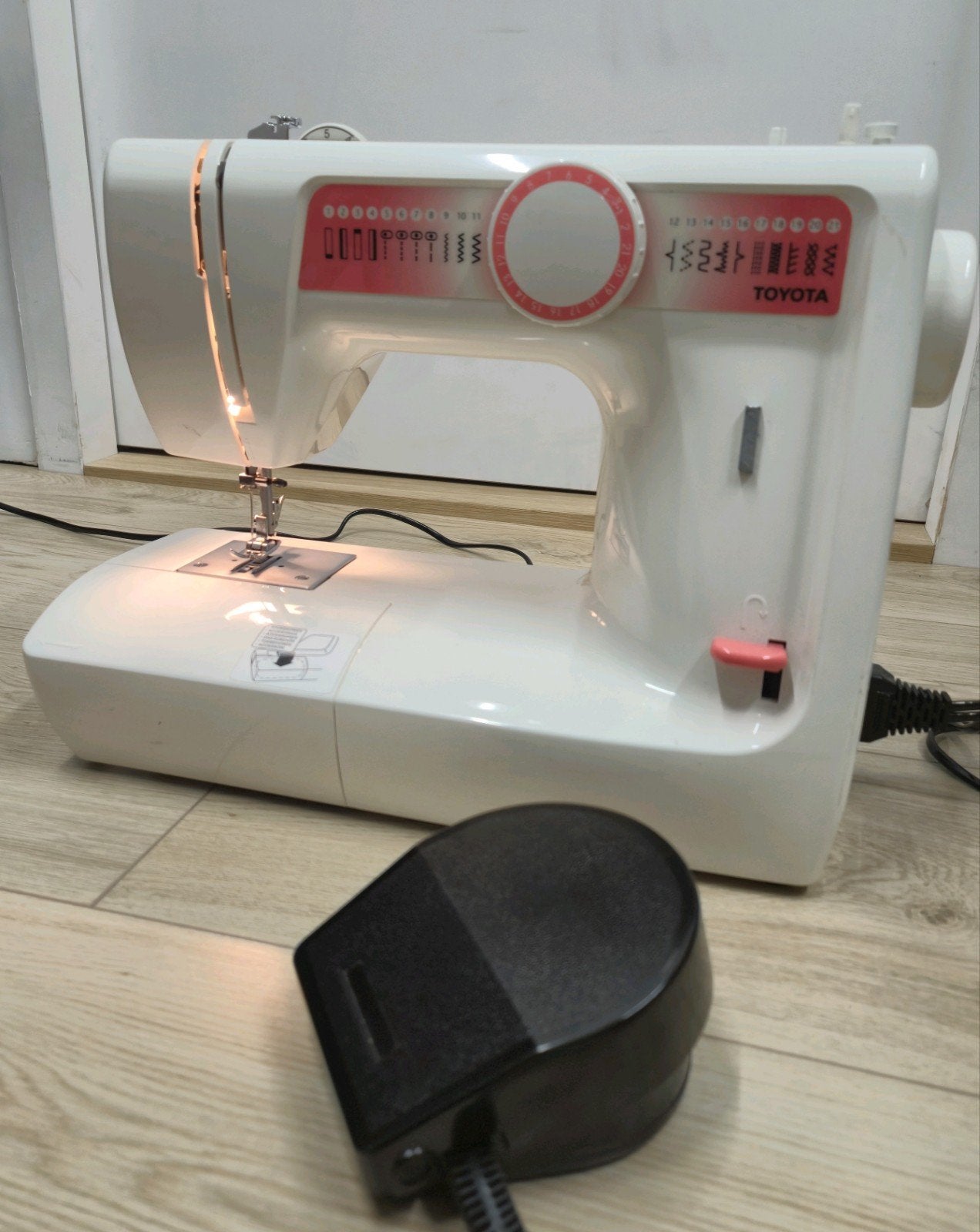 Toyota RS2000 CB Naaimachine met accessoires, Hobby en Vrije tijd, Naaimachines en Toebehoren, Ophalen, Gebruikt, Naaimachine