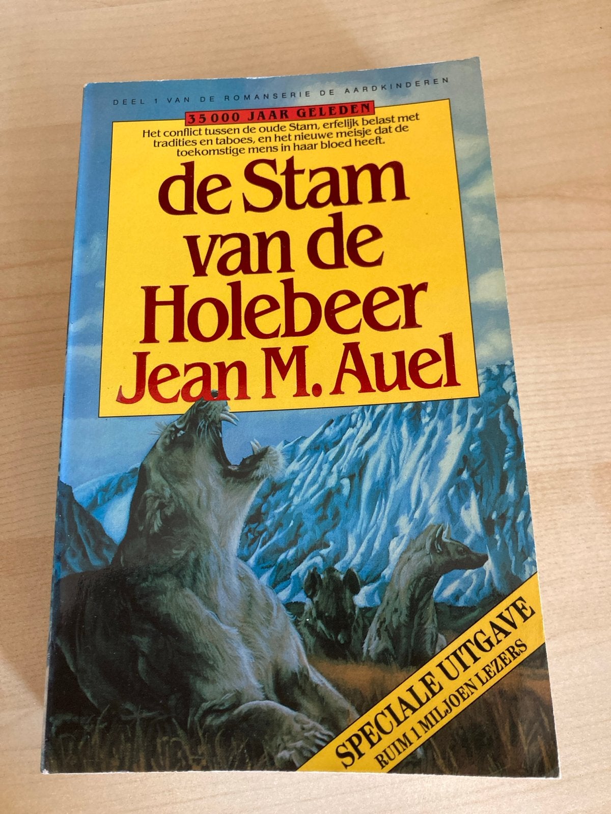 De Stam van de Holebeer - Jean M. Auel (De Aardkinderen), Ophalen of Verzenden, Gelezen, Nederland