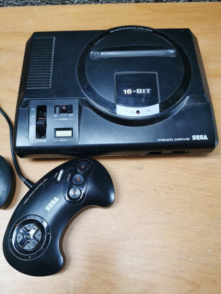 Sega mega drive 16bit incl 2 controllers en 4 spellen, Spelcomputers en Games, Spelcomputers | Sega, Ophalen of Verzenden, Met 2 controllers