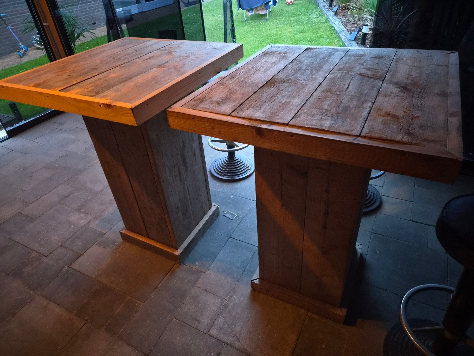 Robuuste houten bartafels (set van 2), Ophalen, Zo goed als nieuw
