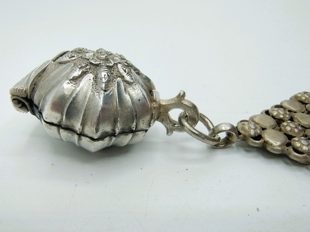Zilveren poederdoos met hangers, India, Antiek en Kunst, Antiek | Goud en Zilver, Verzenden, Zilver
