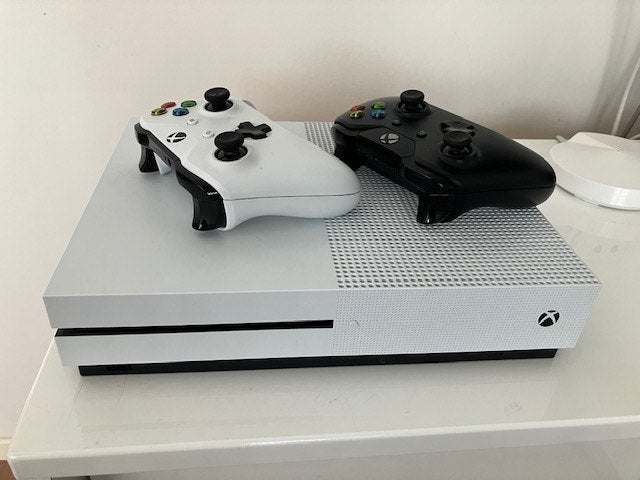 Xbox One S met twee controllers, 2 spelers, Ophalen of Verzenden, Zo goed als nieuw, Eén computer