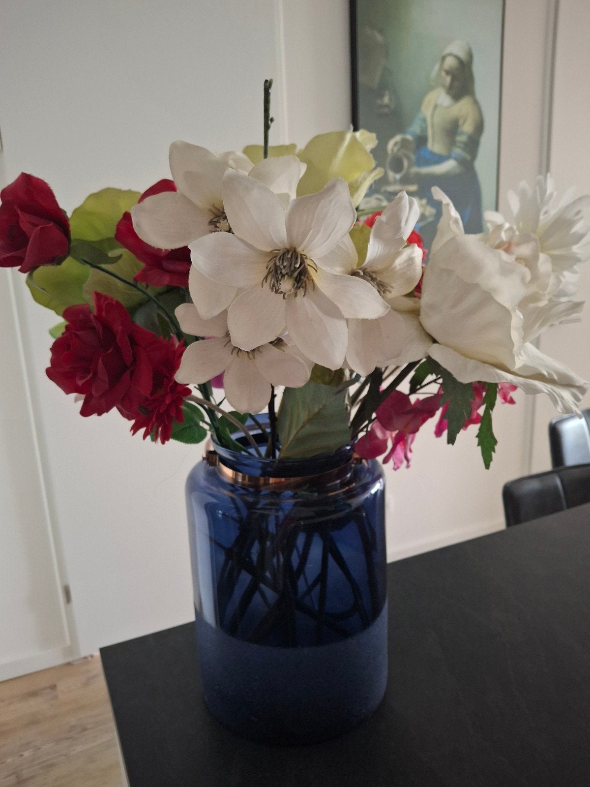 Vaas 35 cm met kunstbloemen, Ophalen, Gebruikt, Inclusief decoratie, Blauw
