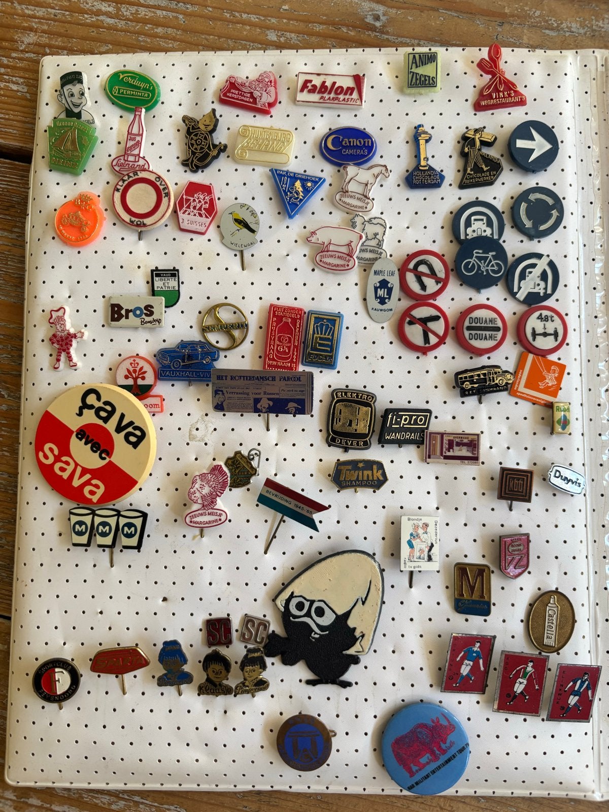 Vintage Speldjes Album Jaren 60/70 - Feyenoord, Sparta e.a., Verzamelen, Speldjes, Pins en Buttons, Ophalen of Verzenden, Gebruikt