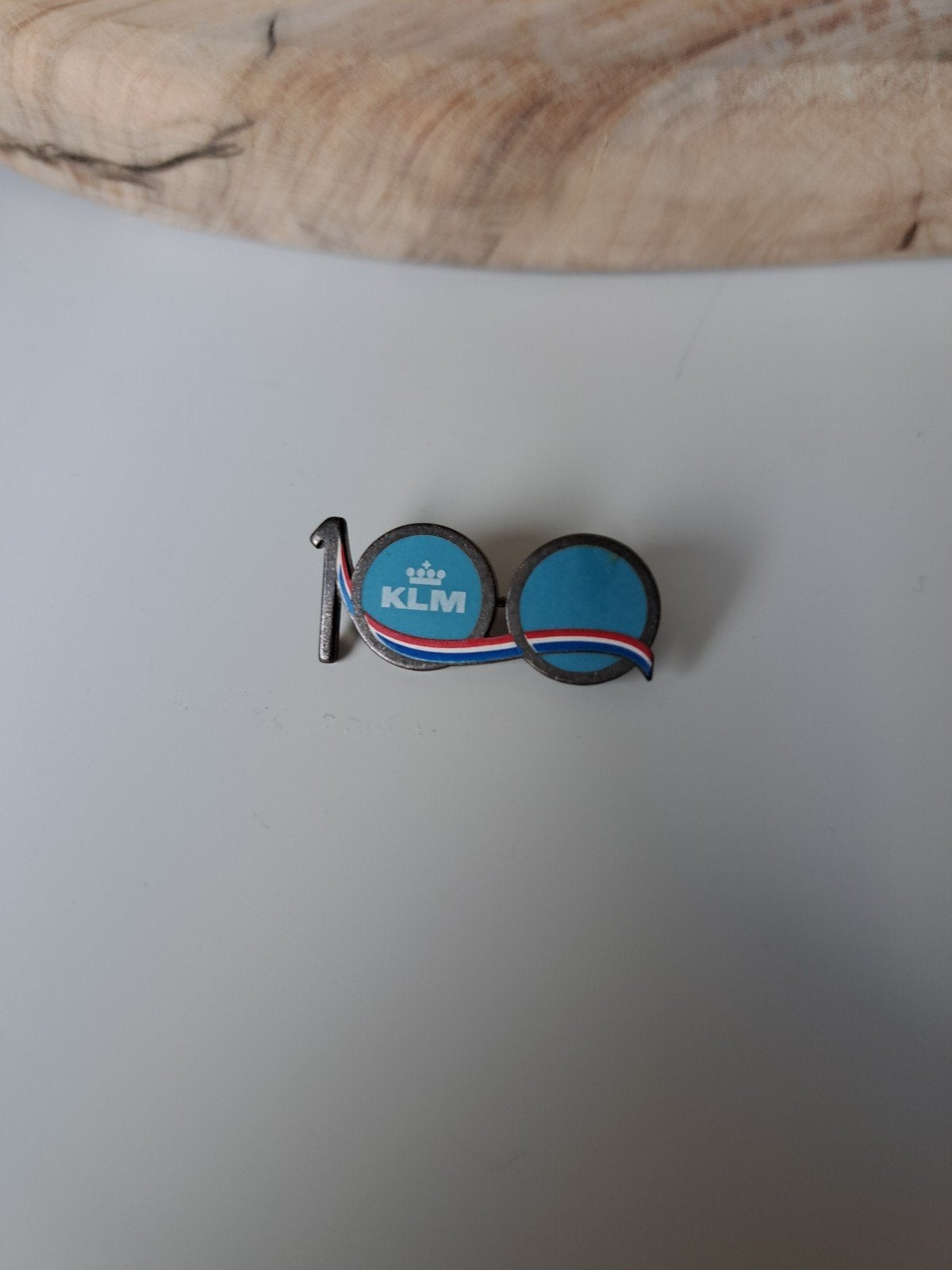 KLM 100 jaar speld - embleem in zilver, Ophalen of Verzenden, Zo goed als nieuw, Overige onderwerpen, Speldje of Pin