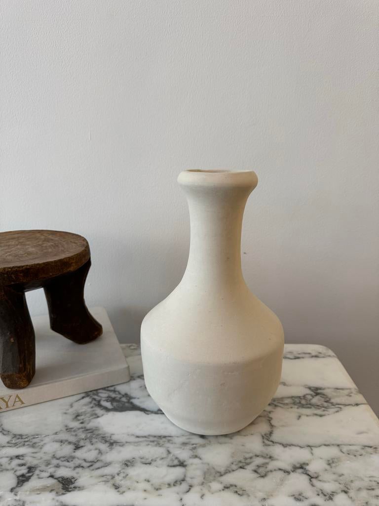 Natuurlijke klei vaas - Handgemaakt en uniek, Ophalen of Verzenden, Zo goed als nieuw, Overige kleuren, Minder dan 50 cm
