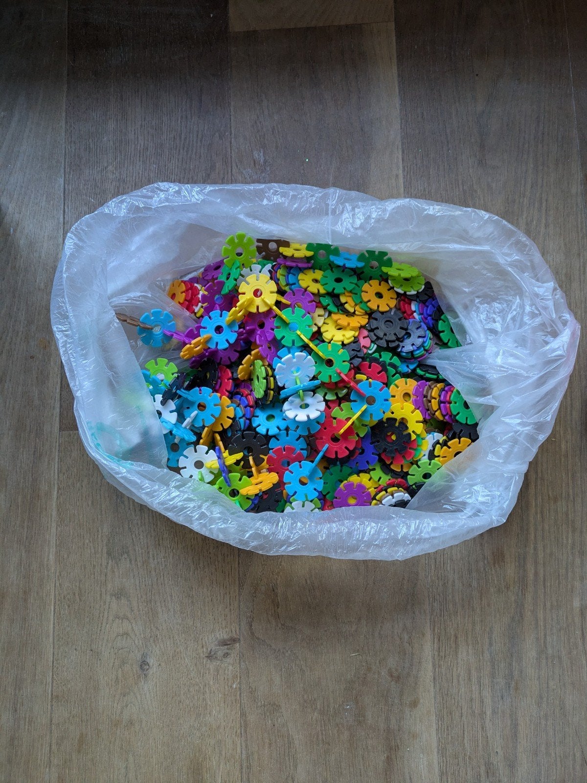 Grote zak gekleurde bouwschijfjes, Ophalen