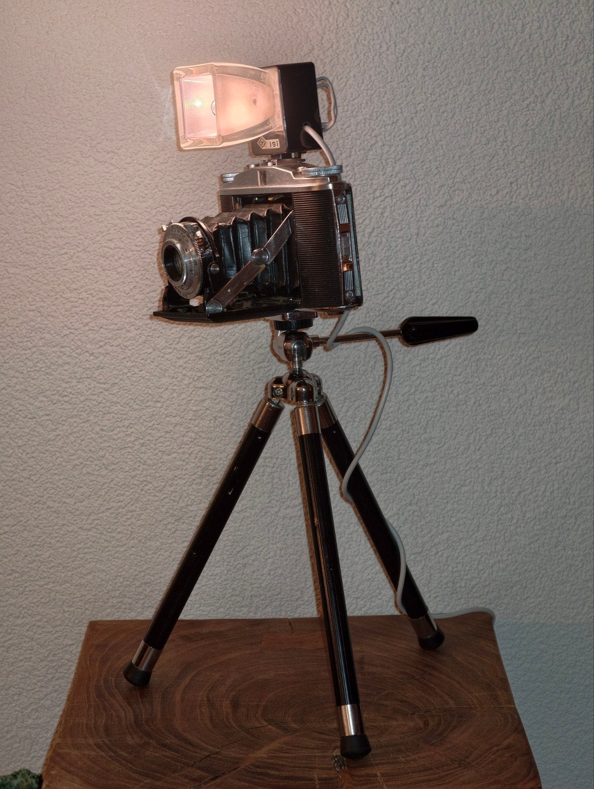 Unieke vintage camera lamp met originele flitser en statief, Ophalen of Verzenden, G4, Handgemaakt, Industrieel