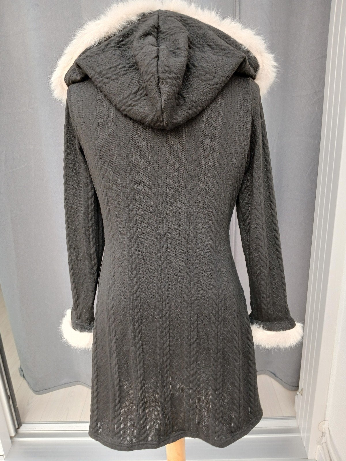 Prachtige nieuw zwarte jas/vest met bont en ruitvoering - Ma, Ophalen of Verzenden, Nieuw, Maat 38/40 (M), Zwart
