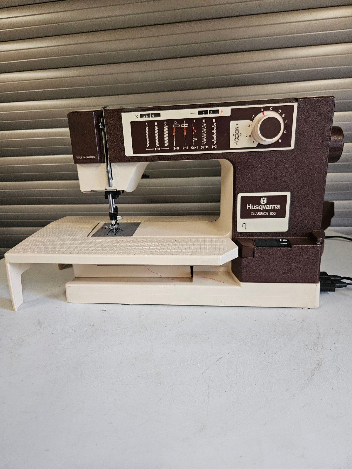 Husqvarna Classica 100 Naaimachine - Vintage Model, Hobby en Vrije tijd, Naaimachines en Toebehoren, Ophalen of Verzenden, Gebruikt