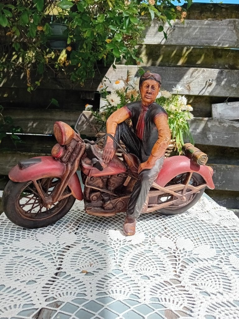 Houten beeld man op Harley motor, Overige onderwerpen, Ophalen of Verzenden, 20 - 50 cm, Beeld