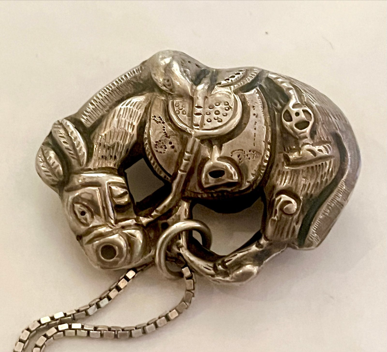 Antieke Zilveren Paard Hanger - Taoïstische Talisman 1930, Sieraden, Tassen en Uiterlijk, Antieke sieraden, Verzenden, Zilver