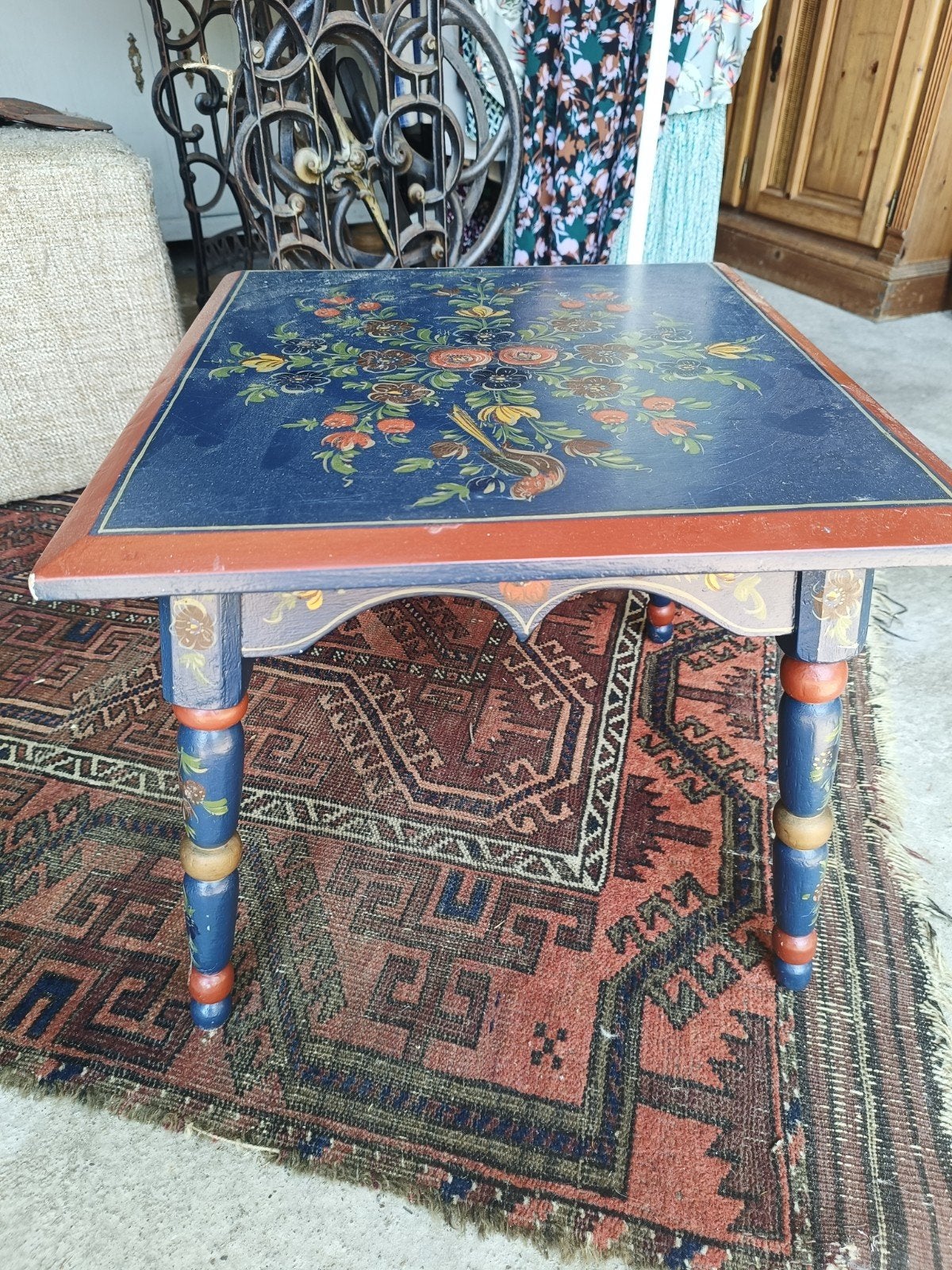 Hindelooper bijzettafel met bloemmotief, Antiek en Kunst, Ophalen of Verzenden